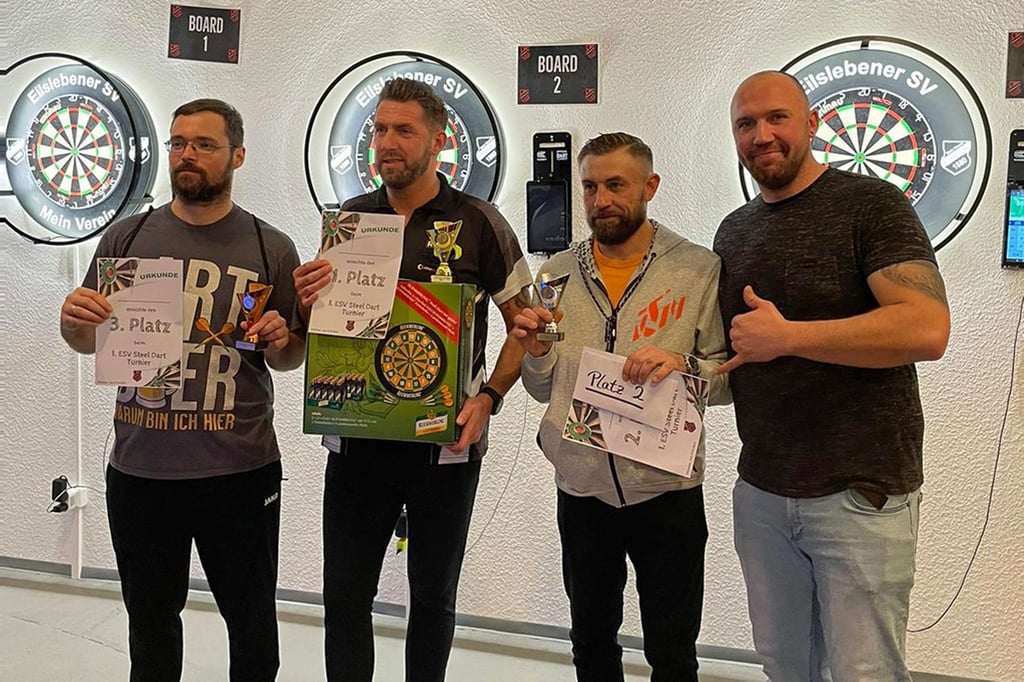 Stefan Prier (rechts) zeichnete die drei Erstplatzierten aus: Thomas Schürrmann (von links), Turniersieger Ringo Happe sowie dessen Finalgegner Ramon Albrecht.