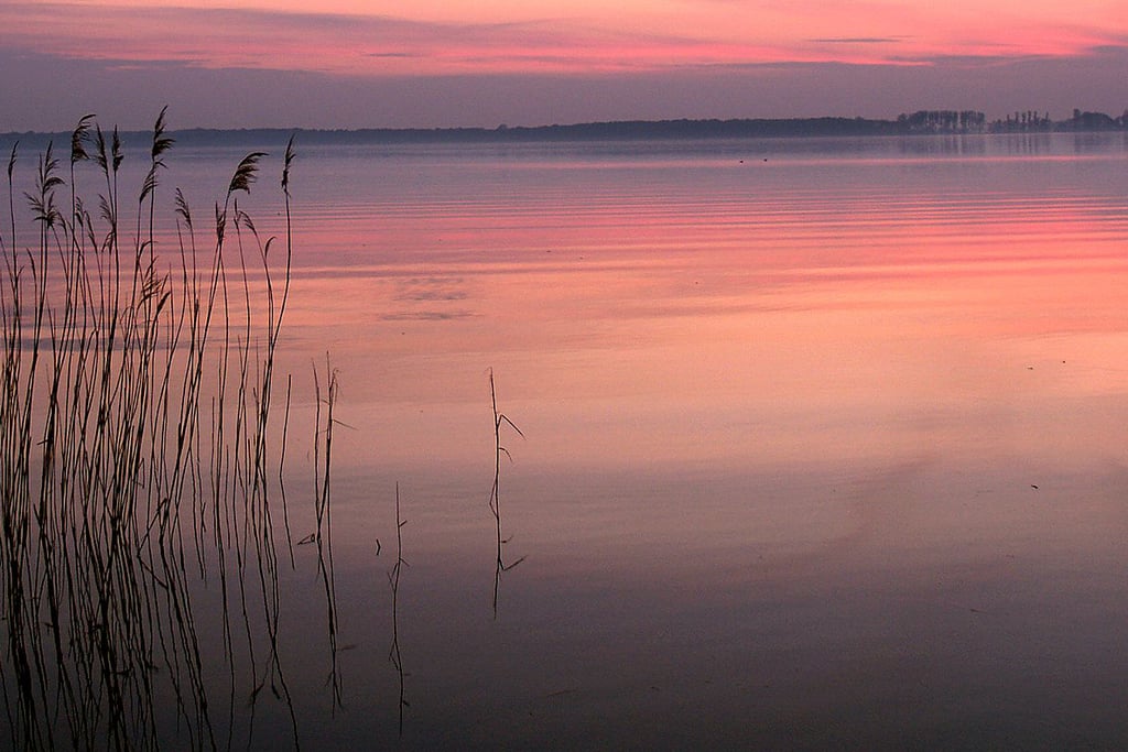 Der Arendsee ist schön und er wirkt zudem unergründlich. Trotz vieler Messungen existiert keine einheitliche Angabe, was die maximale Tiefe der Blauen Perle angeht.