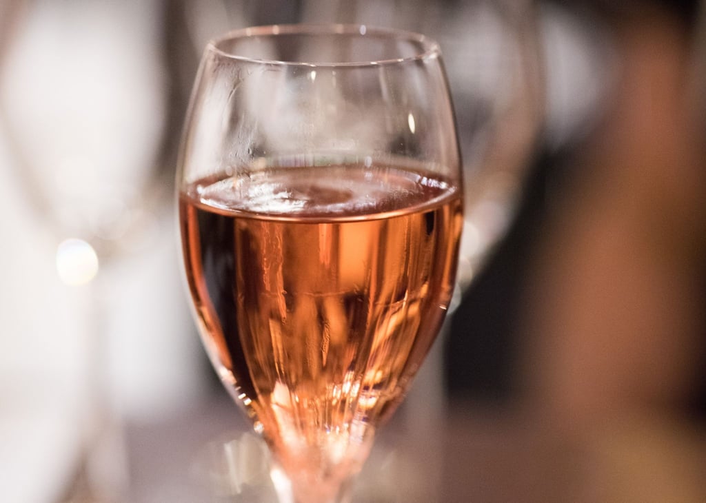 Schaumwein in einem Glas.