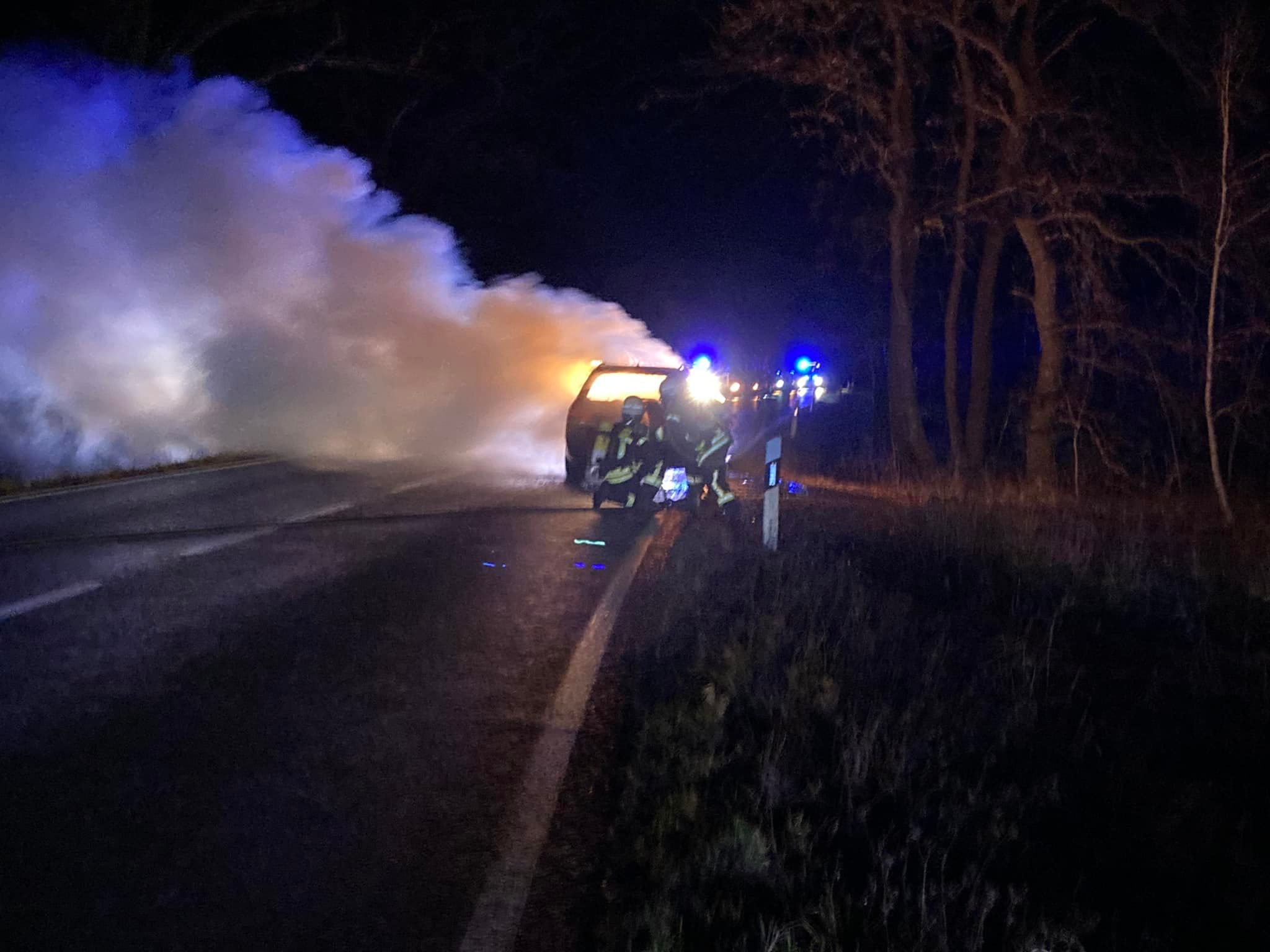 Insassen Konnten Sich Retten: Auto Brennt Auf Der B183 Zwischen Pouch ...