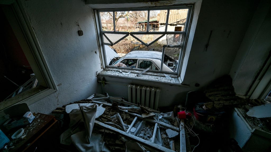 Verwüstung in einem Haus im südukrainischen Stepne, das bei einem russischen S-300-Raketenangriff zerstört wurde.