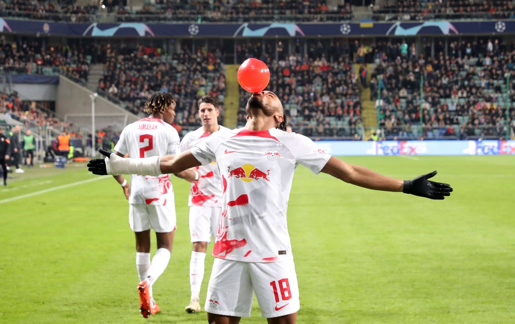 Ikonische Pose: Nkunku mit Luftballon nach seinem Treffer gegen Donezk