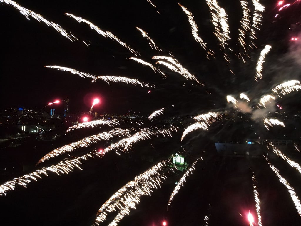 Explodierende Feuerwerksraketen sind Silvester am Nachthimmel zu sehen.