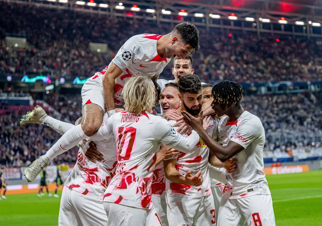 Gvardiol (M) trifft zum 1:0 gegen Real, seine Kameraden feiern das mit ihm