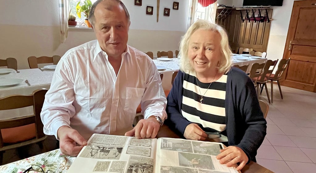 Wolfram und Karin Fricke blättern vor dem Abschied noch einmal durch die Chronik ihres „Löns-Ecks“.