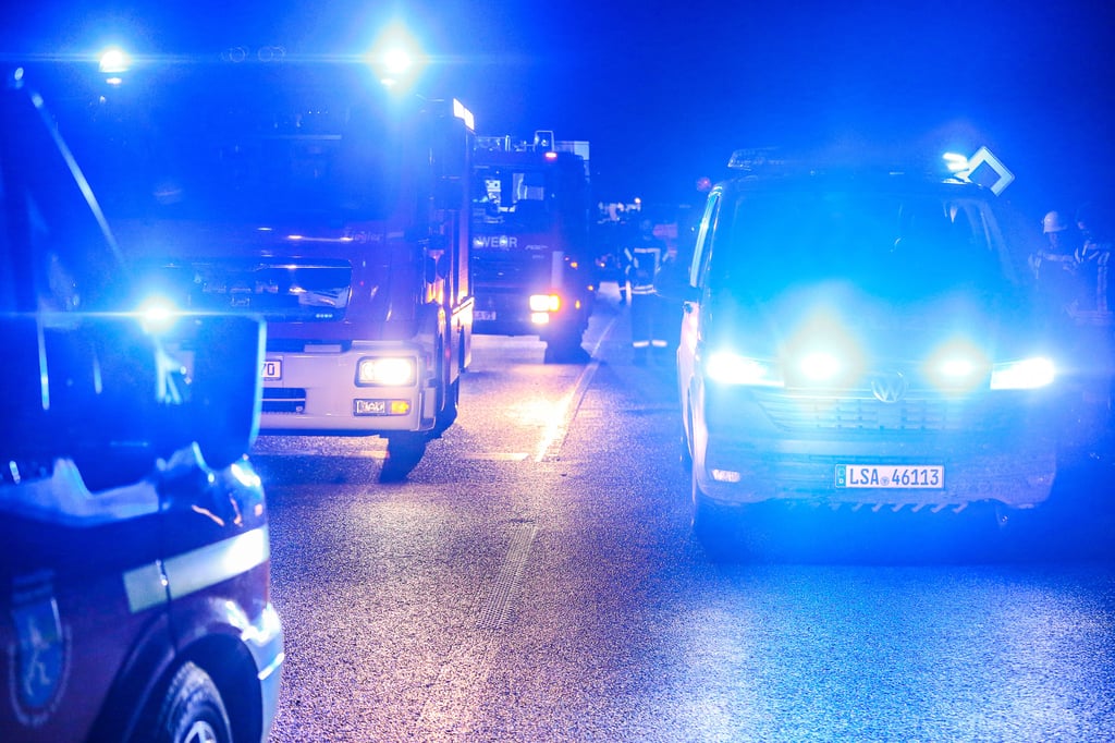 Mit 13 Fahrzeugen waren insgesamt 62 Kameraden im Einsatz beim Brand auf dem Mühlengelände in Gröst.