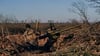 Ukrainische Soldaten feuern eine Kanone auf russische Stellungen in der Ostukraine.
