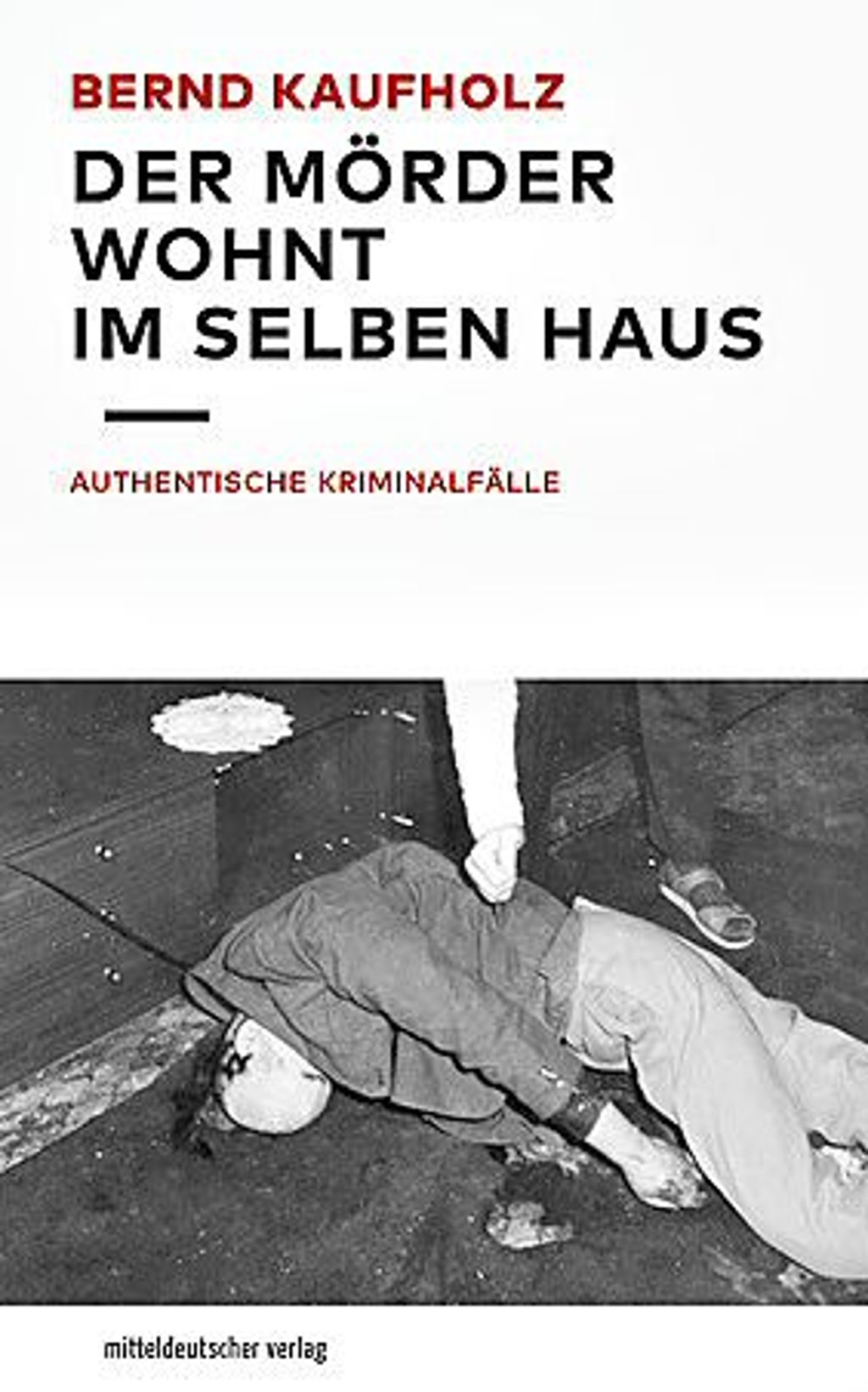 „Der Mörder wohnt im selben Haus" enthält zehn „True Crime“-Fälle aus dem Bezirk Halle zwischen  1978 und 1988 – neun Tötungsverbrechen und den Fall des „Klo-Königs“.