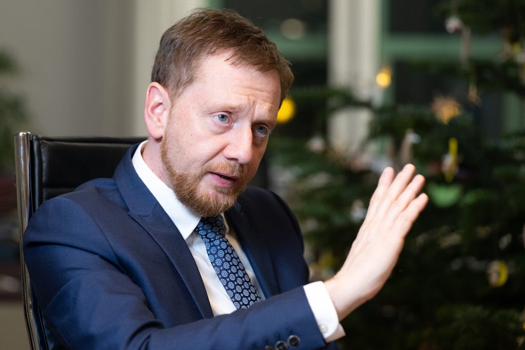 Sachsens Ministerpräsident Michael Kretschmer spricht in seinem Büro.