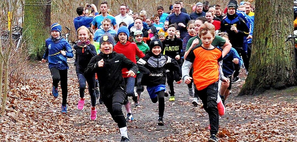 Fröhlich ging es beim Start der letzten Sportveranstaltung 2022 in Gnthin zu.
