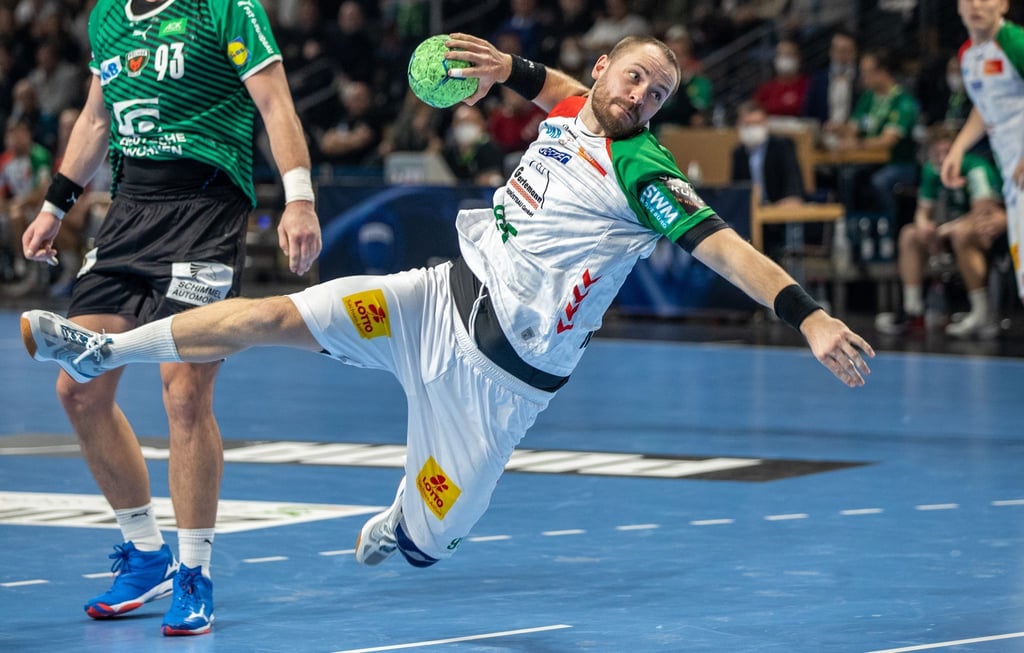 Moritz Preuss vom SC Magdeburg wirft den Ball auf das Tor.