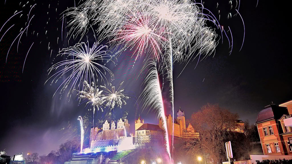 Das Silvesterfeuerwerk über dem Bernburger Schloss wurde zu einem farbenfrohen Spektakel.