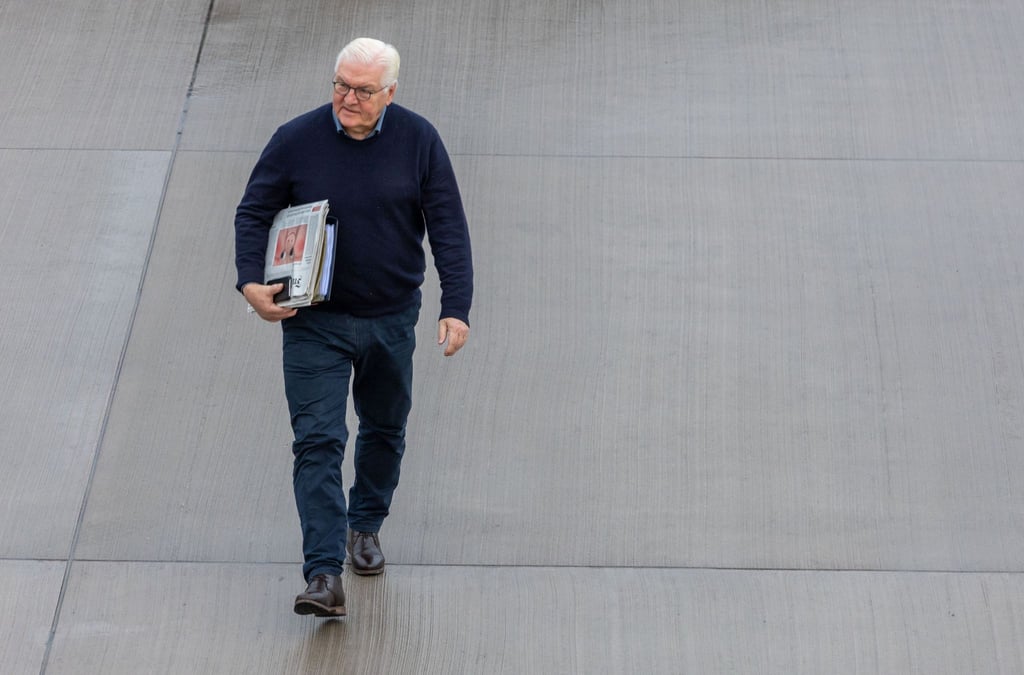 Bundespräsident Frank-Walter Steinmeier auf dem Weg zum Flugzeug.