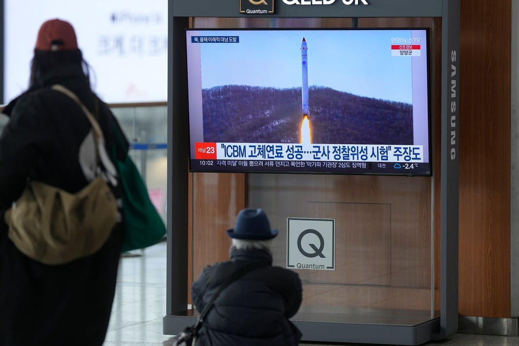 Ein Fernsehbildschirm im Bahnhof von Seoul zeigt das Archivbild einer nordkoreanischen Rakete.