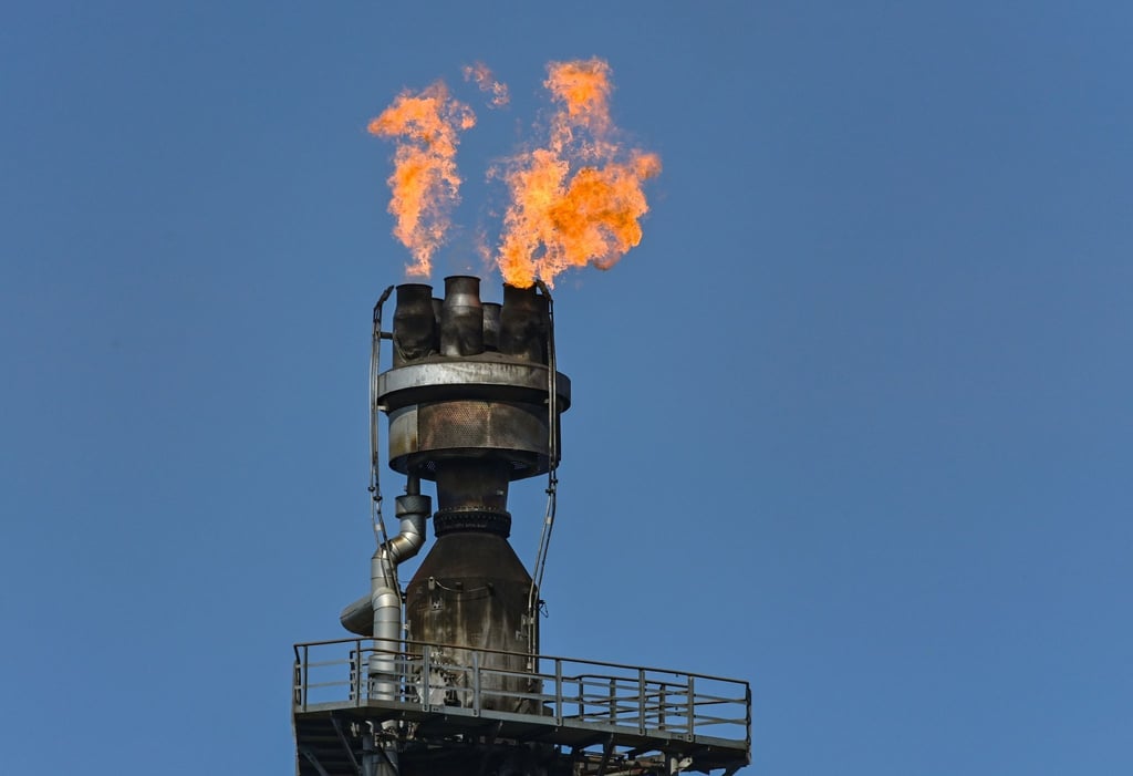 Überschüssiges Gas wird auf dem Industriegelände der PCK-Raffinerie GmbH verbrannt.