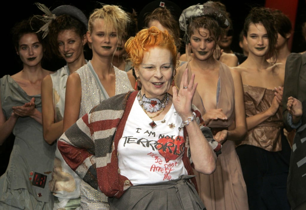 Models applaudieren, als die britische Modedesignerin Vivienne Westwood nach der Präsentation ihrer Frühjahr/Sommer-Kollektion 2006 in Paris das Publikum grüßt.