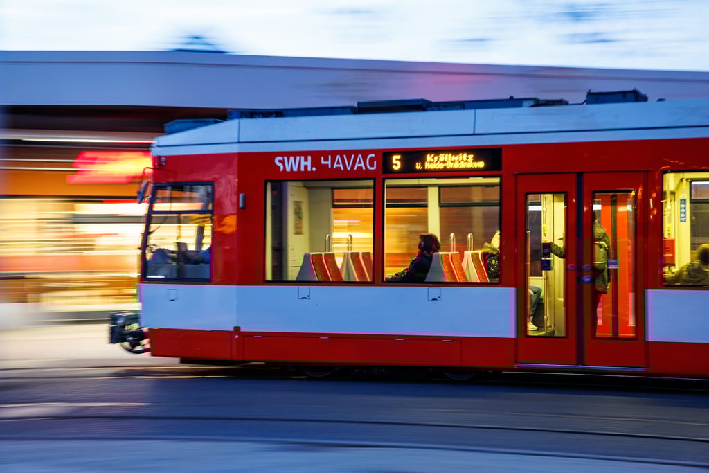 Auf dem Martplatz in Halle ist es am frühen Montagmorgen zu einem Straßenbahn-Unfall gekommen.