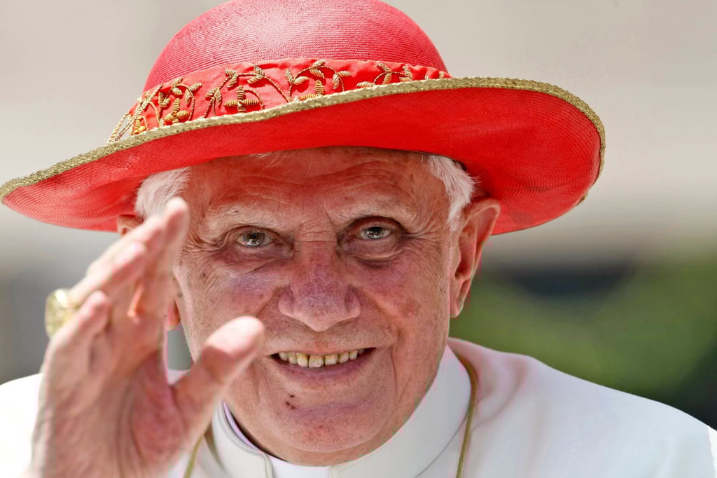Der damalige Papst Benedikt XVI. segnet die Gläubigen auf dem Petersplatz im Vatikan.