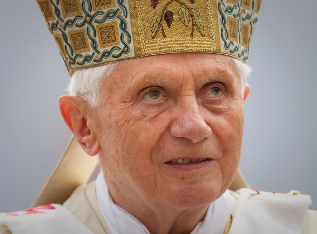 Der damalige Papst Benedikt XVI. steht bei einer Messe auf dem Petersplatz im Vatikan.
