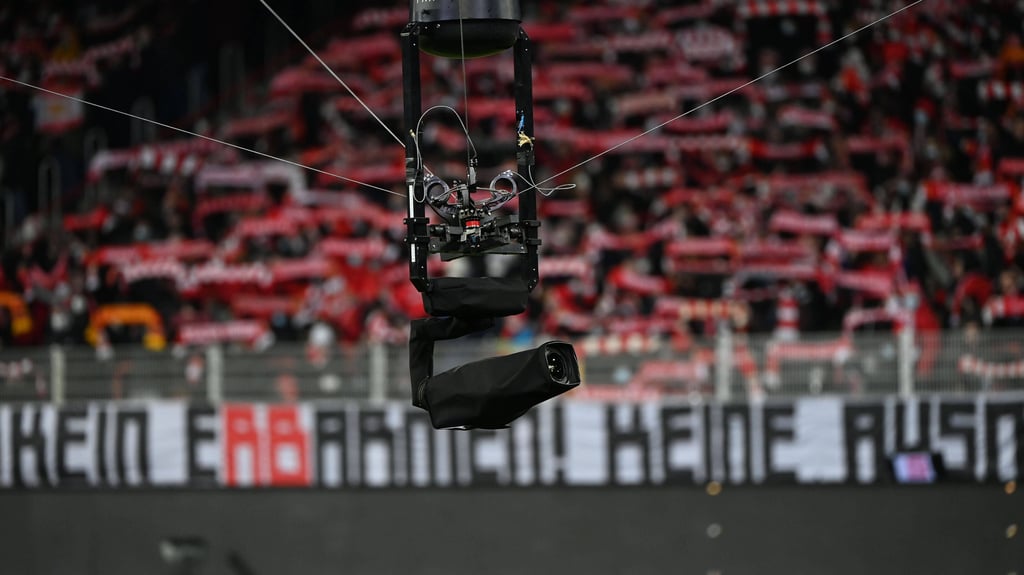 Die Einnahmen aus der TV-Vermarktung sollen nach Ansicht von Schalke-Boss Schröder anders verteilt werden