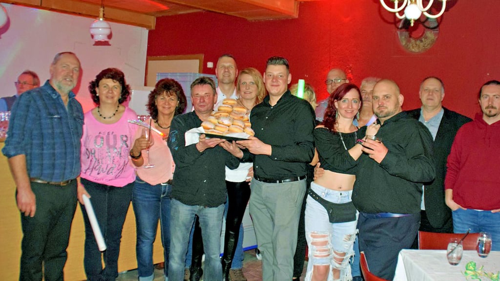 Silvester im Kulturhaus Tangerhütte: Diese Partyrunde aus Mahlpfuhl bekam ihre Silvesterpfannkuchen von Veranstalter Tim Sajontz (am Tablett, rechts) und Torsten Fettback serviert.