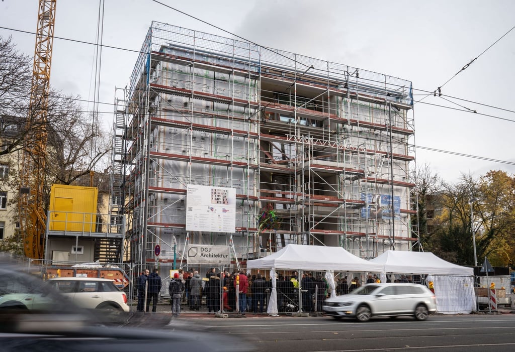 Das Wohnhaus an der Friedberger Landstraße in Frankfurt wurde von der Wohnbaugenossenschaft in Frankfurt am Main (WBG) für die Wohngruppe „Gemeinsam Suffizient Leben“ errichtet.