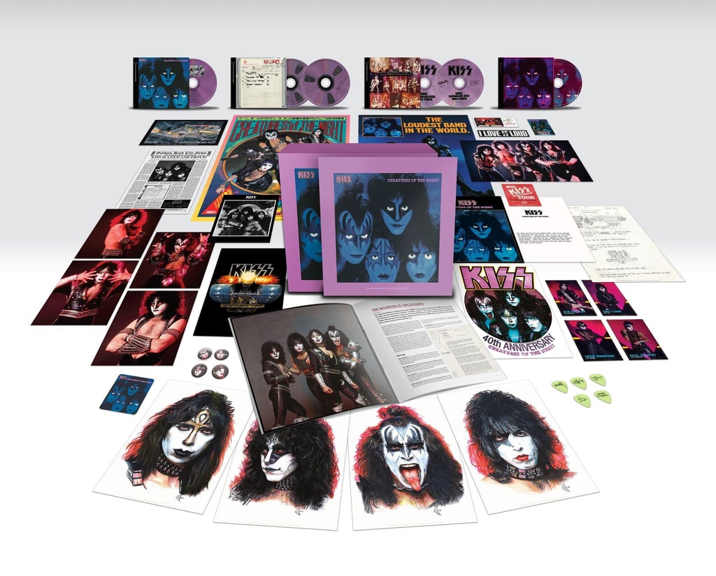 Musik-Box von Kiss (undatiert). Musikerinnen und Musiker verkaufen zur Albumveröffentlichung spätestens seit dem es Streaming gibt, nicht nur CDs. Vielmehr stellen sie Boxen mit den unterschiedlichsten - teilweise auch exklusiven - Inhalten zusammen.