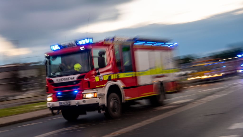 Ein Löschfahrzeug der Feuerwehr auf Einsatzfahrt.