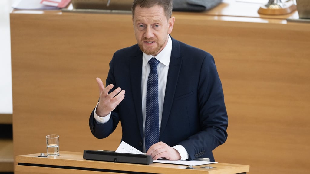 Michael Kretschmer spricht im Plenum in Dresden zu den Abgeordneten.