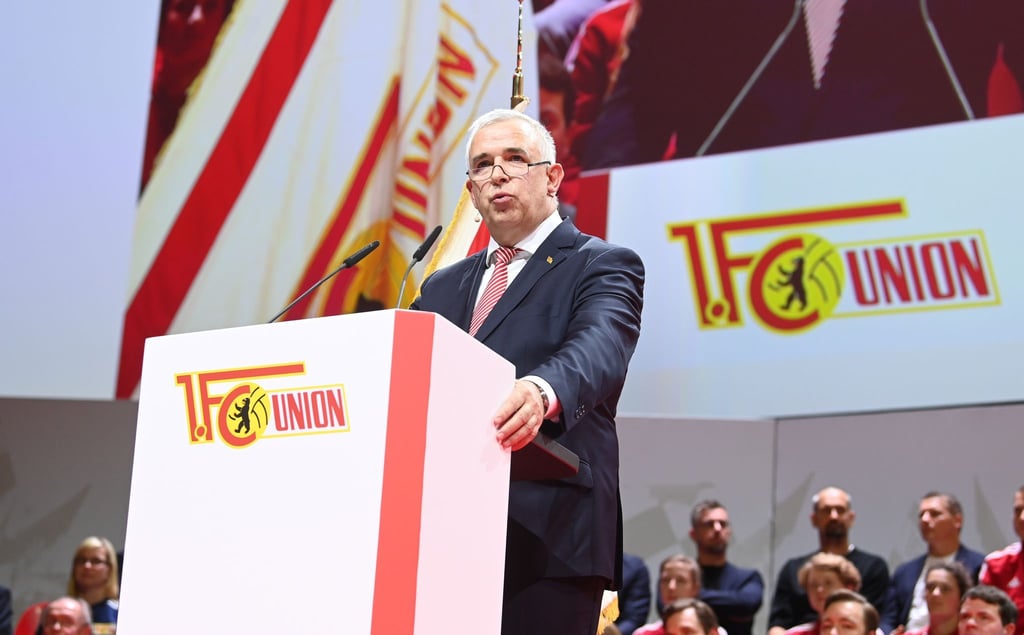 Union-Präsident Dirk Zingler spricht zu den Anwesenden bei der Mitgliederversammlung des FC Union Berlin.