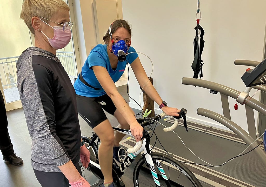 Stefanie Eversz muss in die Pedalen treten. Dabei werden Herz- und Lungenfunktionen überprüft und Werte bestimmt. Auf diese achtet Sportmedizinerin Dr. Janet Michel.