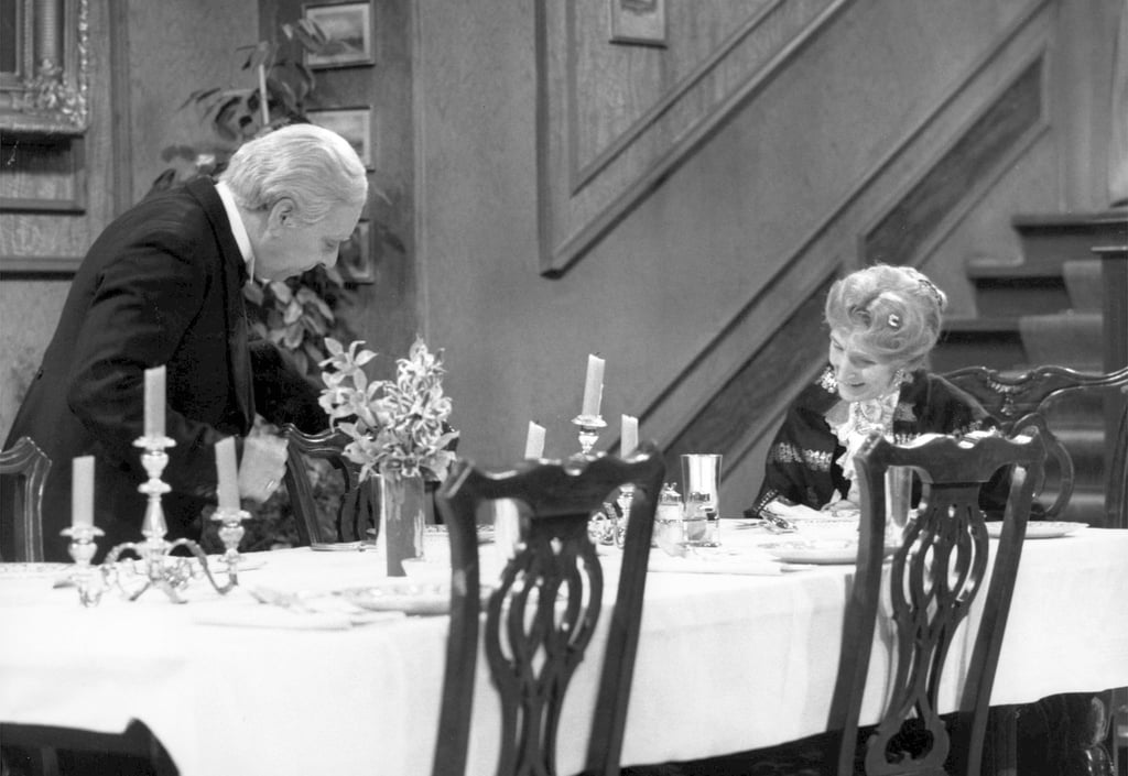 Freddie Frinton als Butler James und May Warden als alleinspeisende alte Dame Miss Sophie feiern ihren 90. Geburtstag.