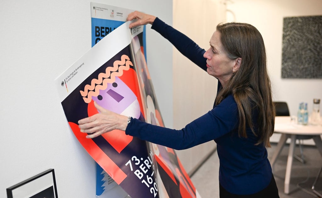 Mariette Rissenbeek, Geschäftsführerin der Berlinale, hängt Filmfestival-Büro am Potsdamer Platz das neue Berlinale-Plakat auf.