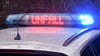 Die Leuchtschrift „Unfall“ auf dem Dach eines Polizeiwagens.