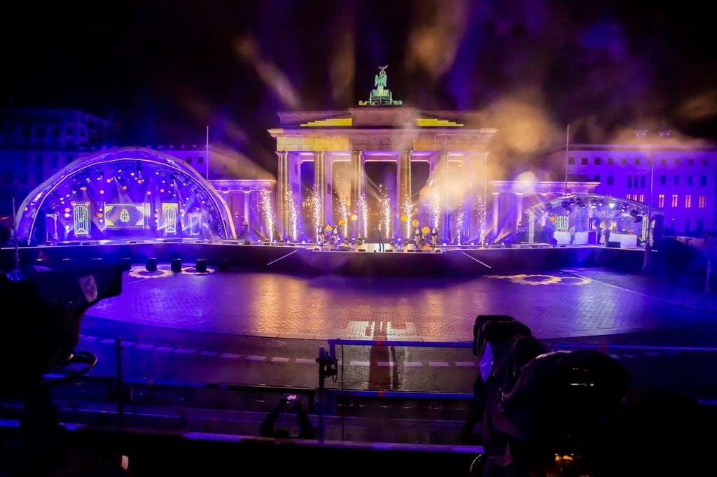 Am Brandenburger Tor in Berlin treten DJ BoBo und die Scorpions anlässlicher der Silvester-Show „Willkommen 2023“ im ZDF auf.