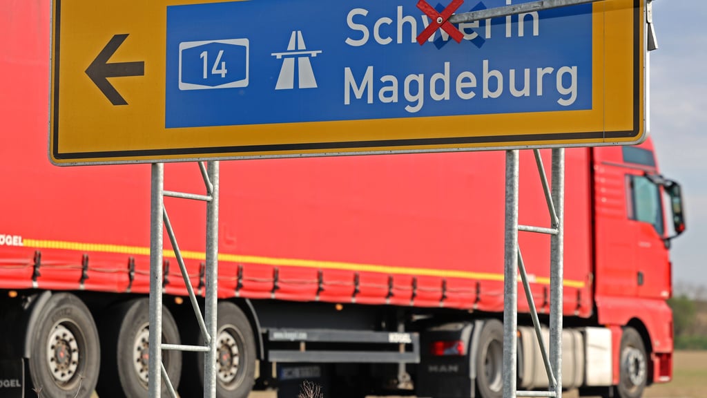 Pendler und Urlauber brauchen auf der viel befahrenen Autobahn A 2 wieder starke Nerven. Wie der Stand der Fahrbahn zwischen Tangerhütte und Lüderitz ist.