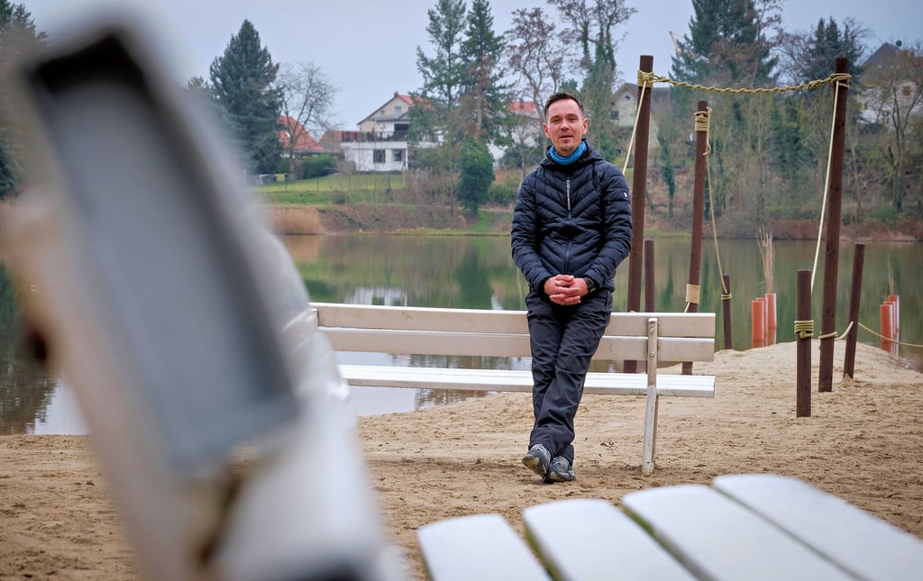Badbetreiber Mathias Nobel lädt am Dreikönigstag zum Neujahrsschwimmen im Heidesee ein.