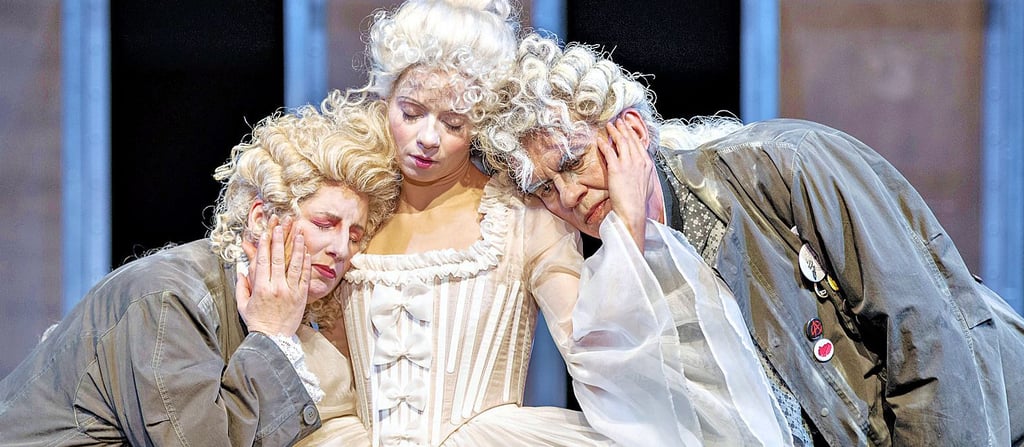 Franziska Hayner (links) und Enrico Petters (rechts) sind hier Mozart, Judith Mahler ist das Nannerl.