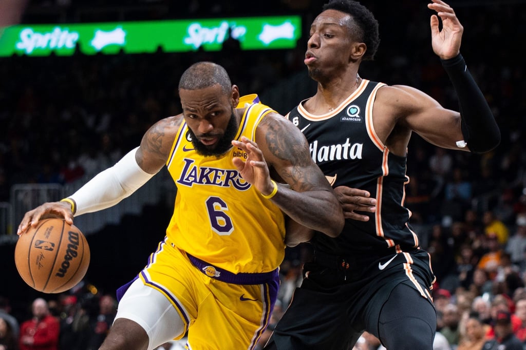 LeBron James (l) zeigte an seinem Geburtstag eine starke Leistung.