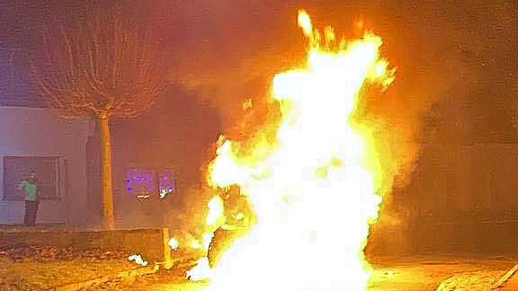 In der Schlachthofstraße in Staßfurt ist es am Silvesterabend zu einem Autobrand gekommen.