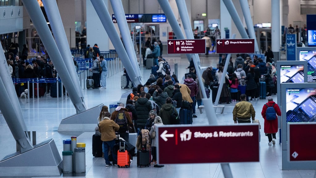 Reisende am Check-In im Düsseldorfer Flughafen.