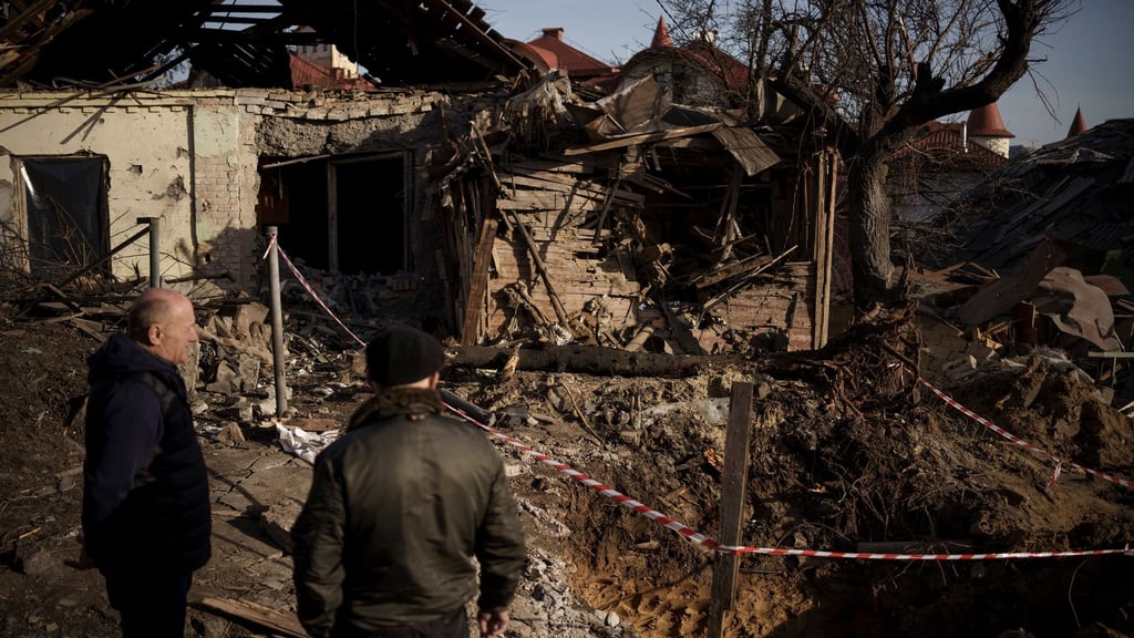 Zerstörte Gebäude in Kiew. Russland greift die Ukraine unablässig mit Kampfdrohnen an.