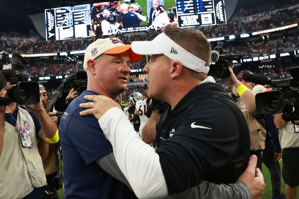 Coach Nathaniel Hackett (l) wurde von den Broncos entlassen.