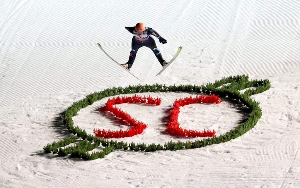 Skispringer Karl Geiger beim Sprung in Oberstdorf.