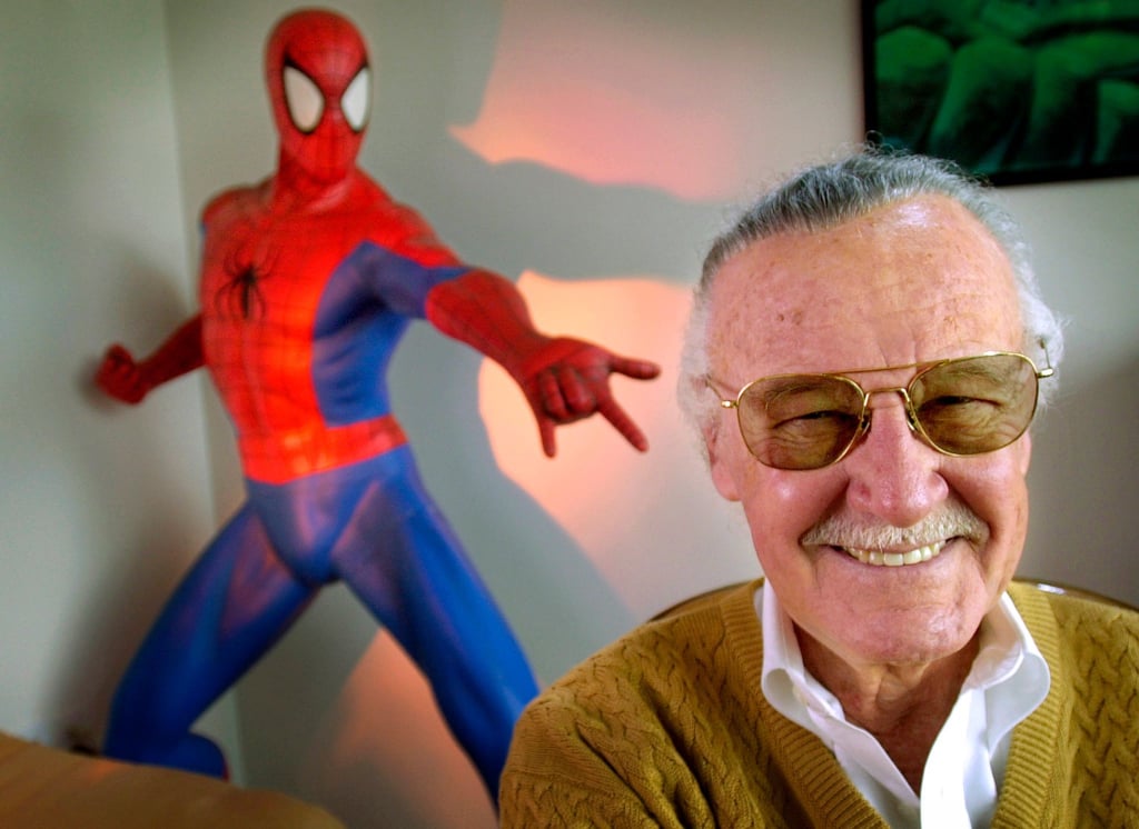 Stan Lee, Comic-Autor aus den USA, lächelt in seinem Büro vor einer Spider-Man-Figur (2002).