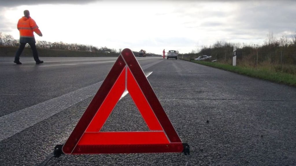 Auf der Autobahn A38 Göttingen in Richtung Halle/Leipzig ist es zwischen Merseburg und Leuna zu einem Unfall gekommen. Auf allen Fahrstreifen liegen Trümmerteile. Symbolbild: