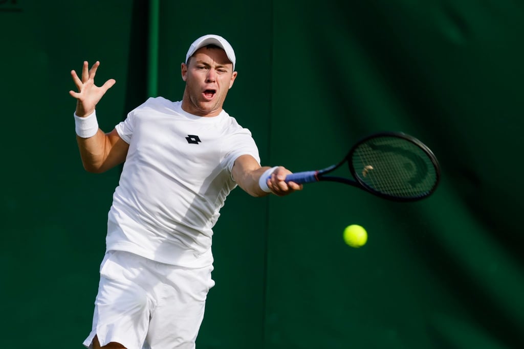 Tennisprofi Dominik Koepfer hat immer noch Probleme mit seinem Arm und wird erst mal keine Turniere spielen.