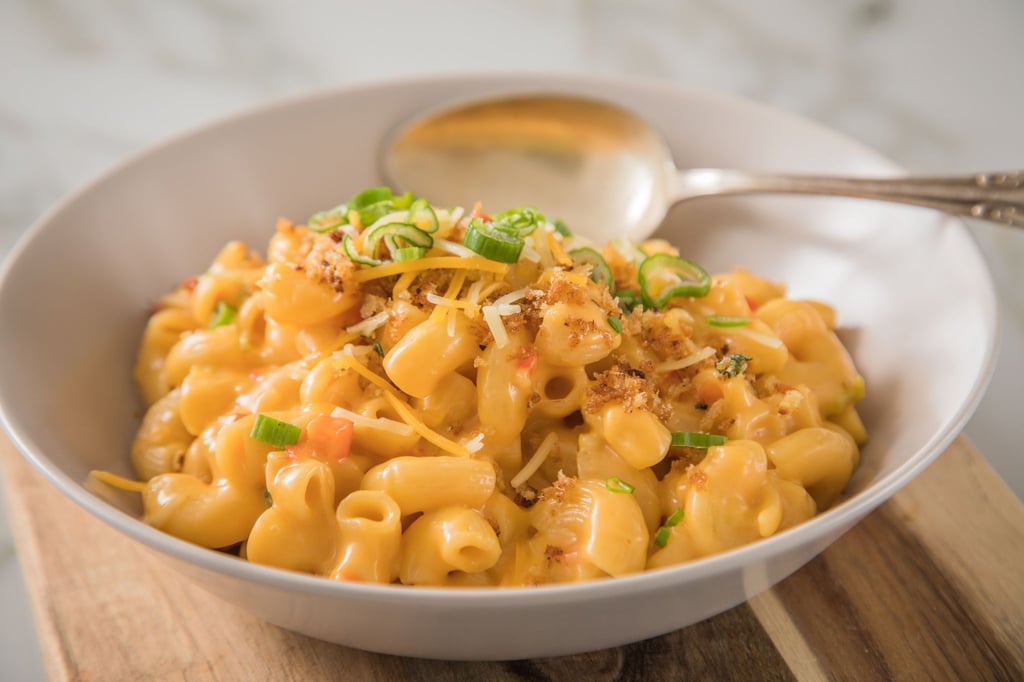 Klassische Makkaroni und eine herrliche Käsesoße mit viel Cheddar, Ketchup und Chilisoße schmecken herrlich - hauen aber auch ganz schön rein. Konjaknudeln mit Kürbissoße wären eine Alternative.
