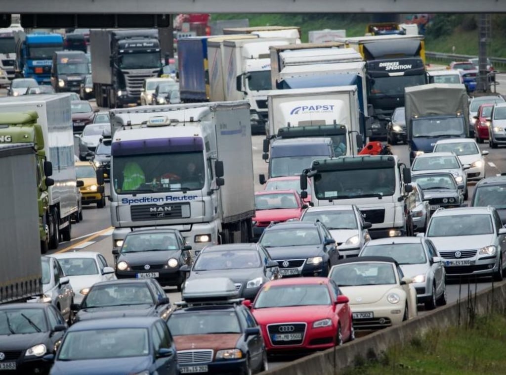 Auf der Autobahn A9 brennt zwischen Köselitz und Klein Marzehns ein Lkw. Die Fahrbahn ist zum Teil gesperrt, es hat sich ein Stau gebildet. Symbolbild: