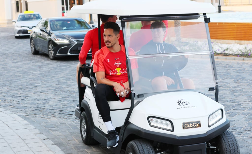 Janis Blaswich auf dem Weg zum Training in Abu Dhabi.